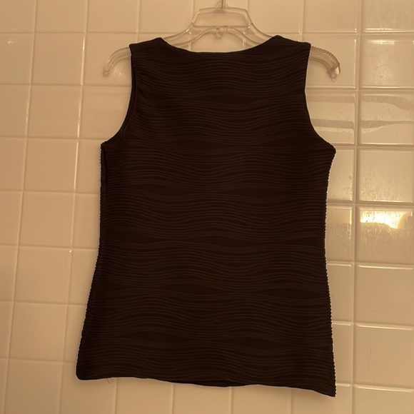 Roz & Ali sleeves less  top , size M, color black. Round neckline. Wavy design - Picture 2 of 16
